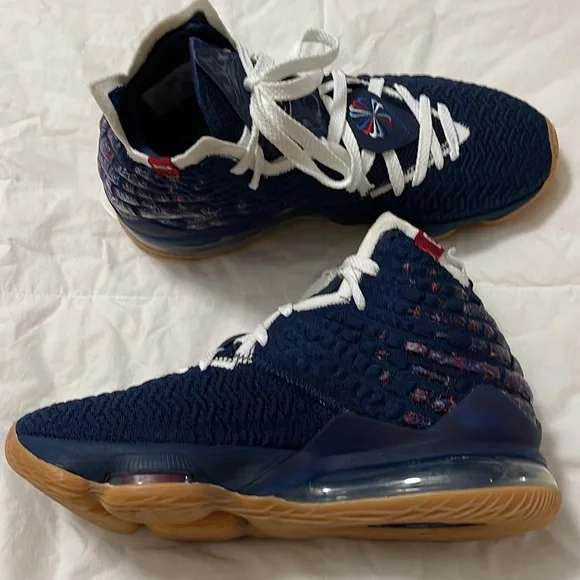 Nike LeBron 17 UConn 2020 Basketball Shoes Sz 7.5 Men / 9 Women New - Picture 7 of 10